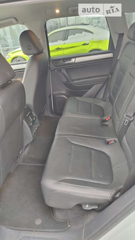 Внедорожник / Кроссовер Volkswagen Touareg 2013 в Киеве