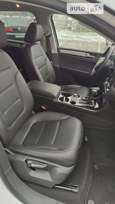 Внедорожник / Кроссовер Volkswagen Touareg 2013 в Киеве