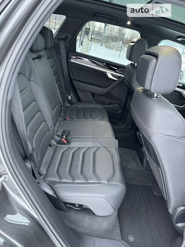 Позашляховик / Кросовер Volkswagen Touareg 2019 в Львові