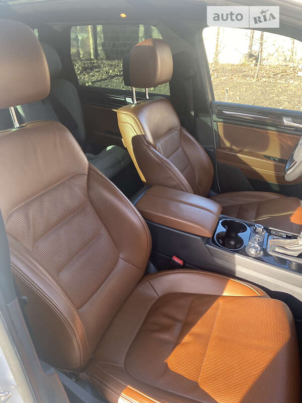 Позашляховик / Кросовер Volkswagen Touareg 2013 в Києві