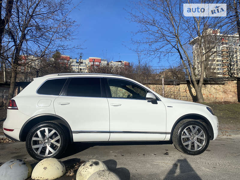 Позашляховик / Кросовер Volkswagen Touareg 2013 в Києві