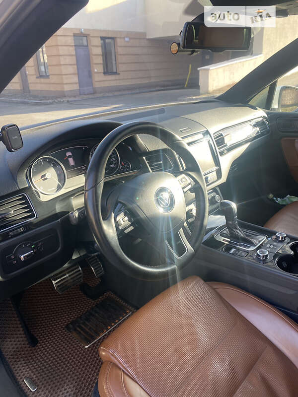 Позашляховик / Кросовер Volkswagen Touareg 2013 в Києві