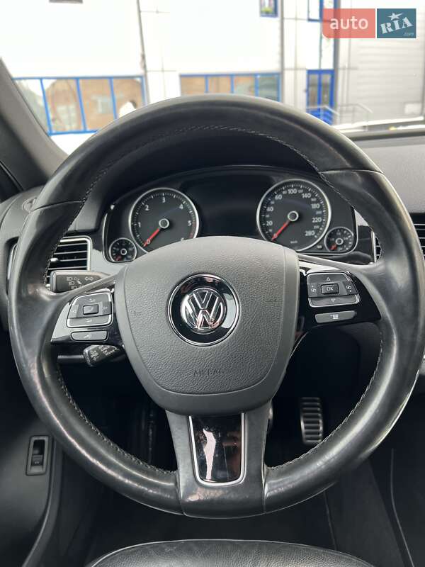 Внедорожник / Кроссовер Volkswagen Touareg 2011 в Киеве