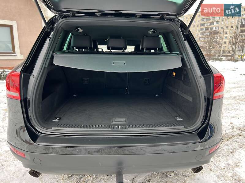 Внедорожник / Кроссовер Volkswagen Touareg 2011 в Киеве