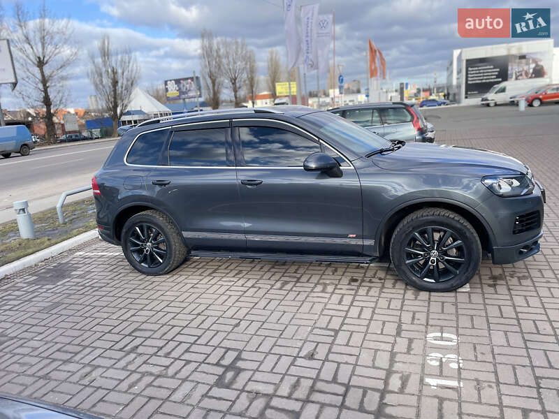 Внедорожник / Кроссовер Volkswagen Touareg 2013 в Киеве