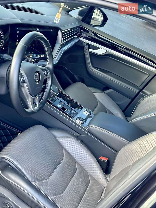 Внедорожник / Кроссовер Volkswagen Touareg 2019 в Днепре