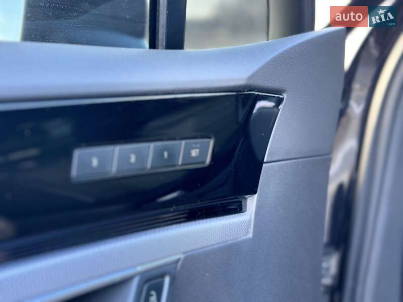 Внедорожник / Кроссовер Volkswagen Touareg 2019 в Днепре