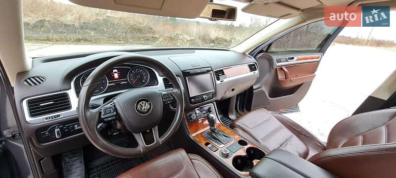 Внедорожник / Кроссовер Volkswagen Touareg 2012 в Львове