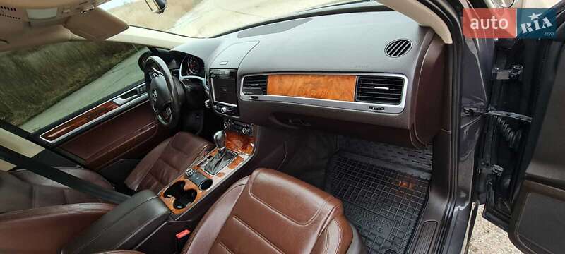 Внедорожник / Кроссовер Volkswagen Touareg 2012 в Львове