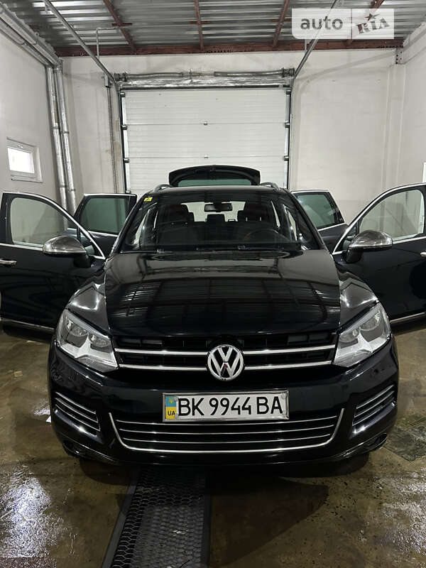 Внедорожник / Кроссовер Volkswagen Touareg 2011 в Вараше