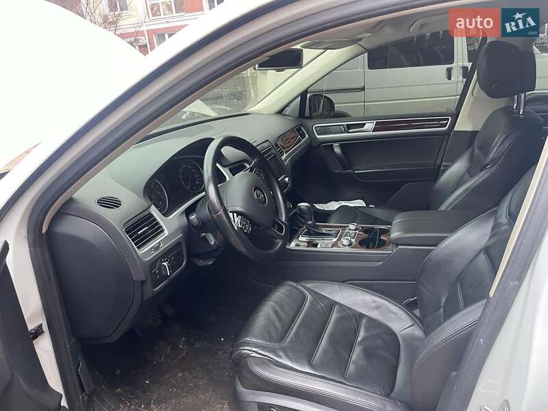 Позашляховик / Кросовер Volkswagen Touareg 2015 в Києві