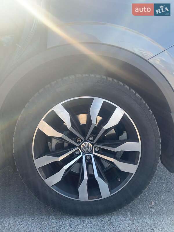 Позашляховик / Кросовер Volkswagen Touareg 2019 в Одесі