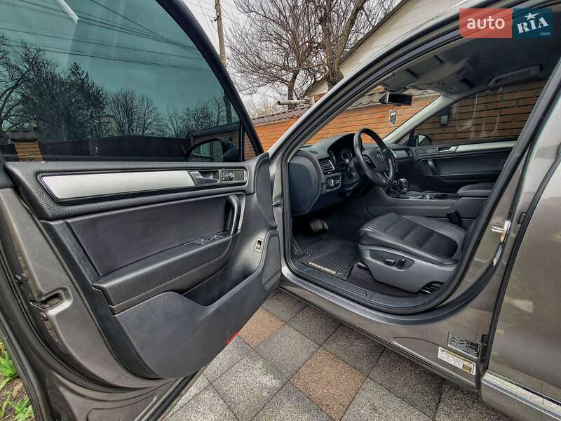 Позашляховик / Кросовер Volkswagen Touareg 2011 в Первомайську