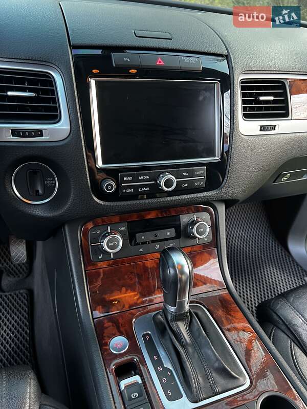 Позашляховик / Кросовер Volkswagen Touareg 2011 в Городенці