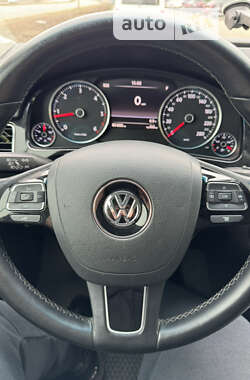 Внедорожник / Кроссовер Volkswagen Touareg 2013 в Киеве