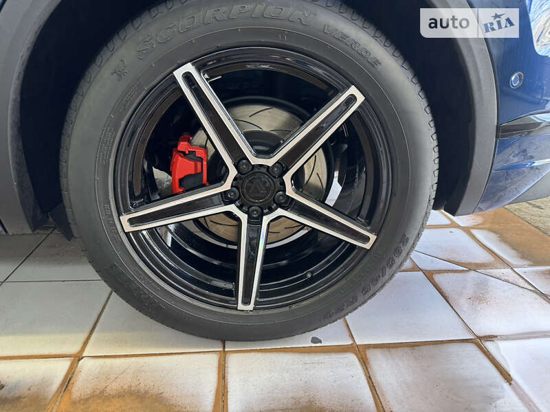 Внедорожник / Кроссовер Volkswagen Touareg 2018 в Чернигове