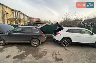 Внедорожник / Кроссовер Volkswagen Touareg 2012 в Хмельницком