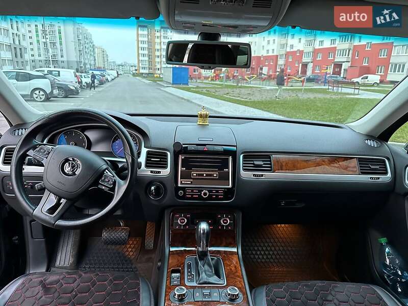 Внедорожник / Кроссовер Volkswagen Touareg 2013 в Хмельницком