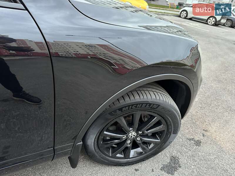 Внедорожник / Кроссовер Volkswagen Touareg 2013 в Хмельницком
