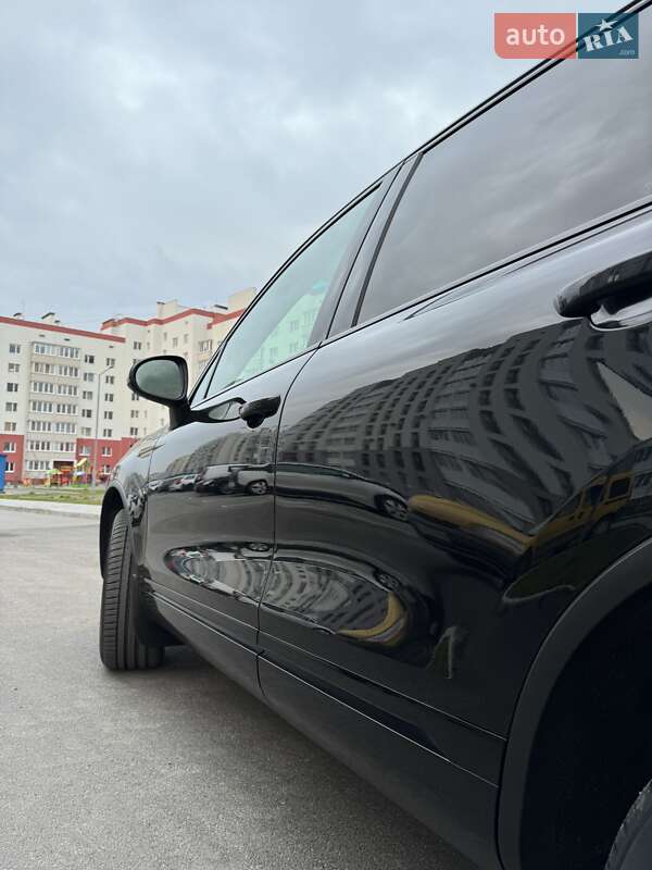 Внедорожник / Кроссовер Volkswagen Touareg 2013 в Хмельницком