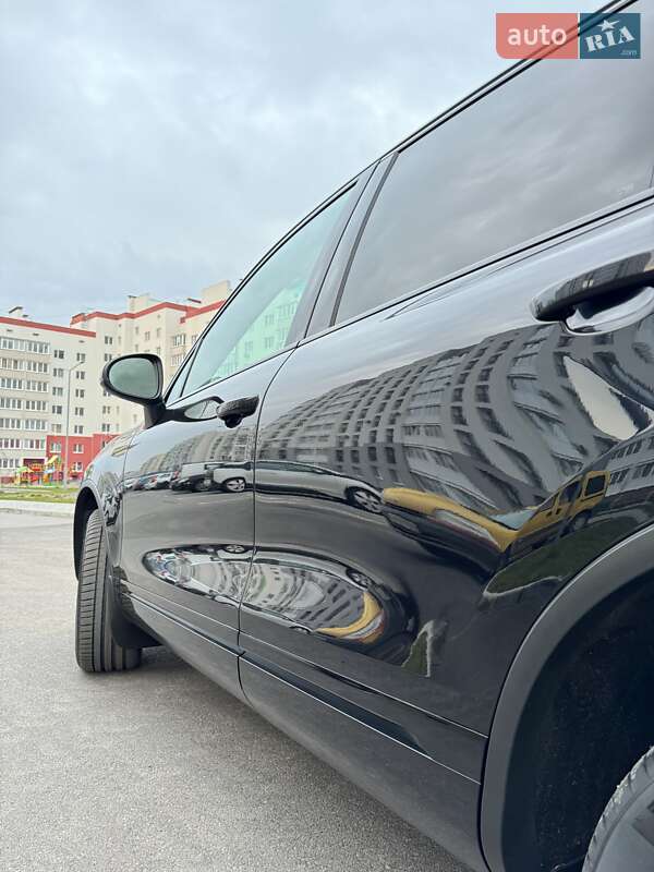 Внедорожник / Кроссовер Volkswagen Touareg 2013 в Хмельницком
