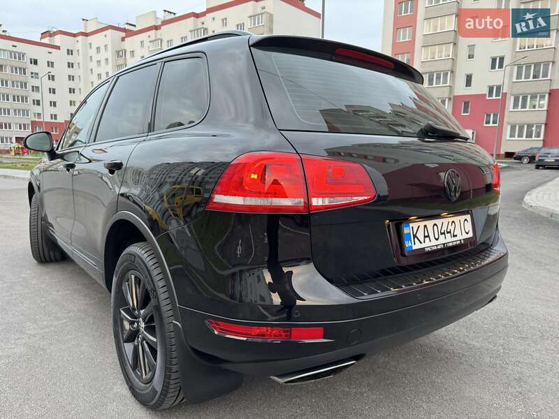 Внедорожник / Кроссовер Volkswagen Touareg 2013 в Хмельницком