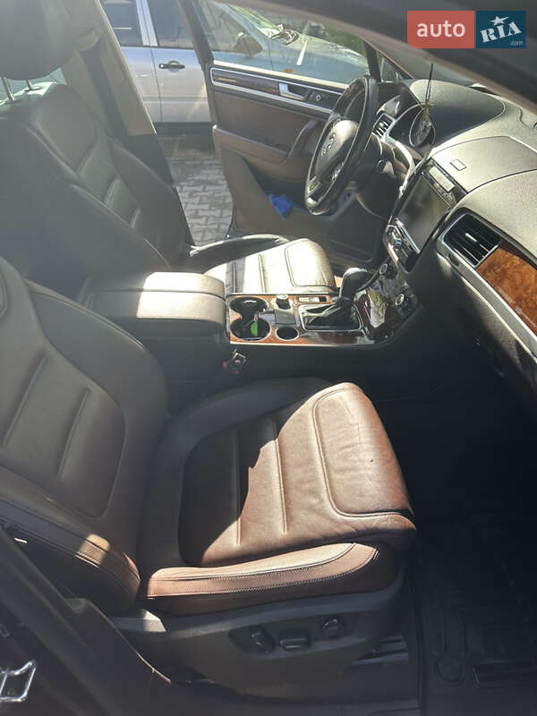 Внедорожник / Кроссовер Volkswagen Touareg 2014 в Шостке