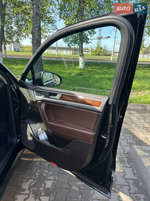 Внедорожник / Кроссовер Volkswagen Touareg 2014 в Шостке