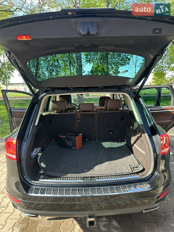Внедорожник / Кроссовер Volkswagen Touareg 2014 в Шостке