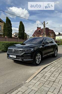 Позашляховик / Кросовер Volkswagen Touareg 2018 в Сумах