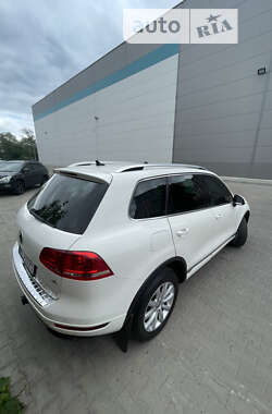 Внедорожник / Кроссовер Volkswagen Touareg 2011 в Киеве