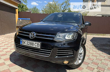 Позашляховик / Кросовер Volkswagen Touareg 2011 в Рівному