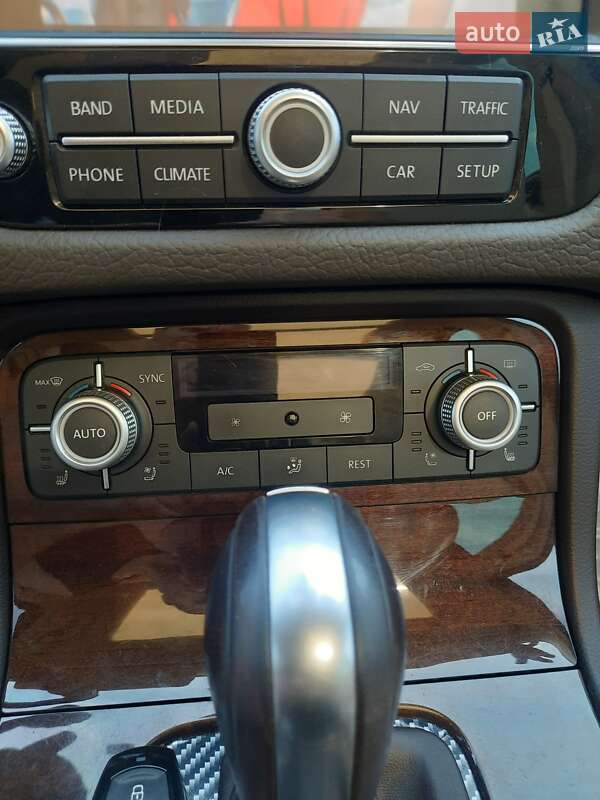 Внедорожник / Кроссовер Volkswagen Touareg 2015 в Запорожье