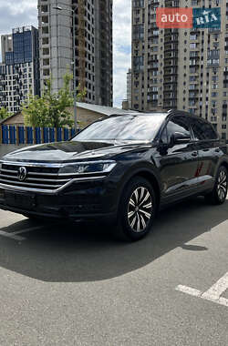 Позашляховик / Кросовер Volkswagen Touareg 2024 в Києві