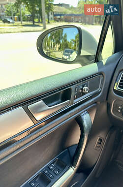 Внедорожник / Кроссовер Volkswagen Touareg 2011 в 
