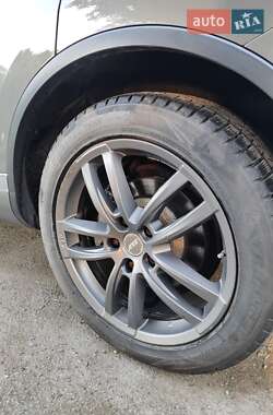 Позашляховик / Кросовер Volkswagen Touareg 2013 в 