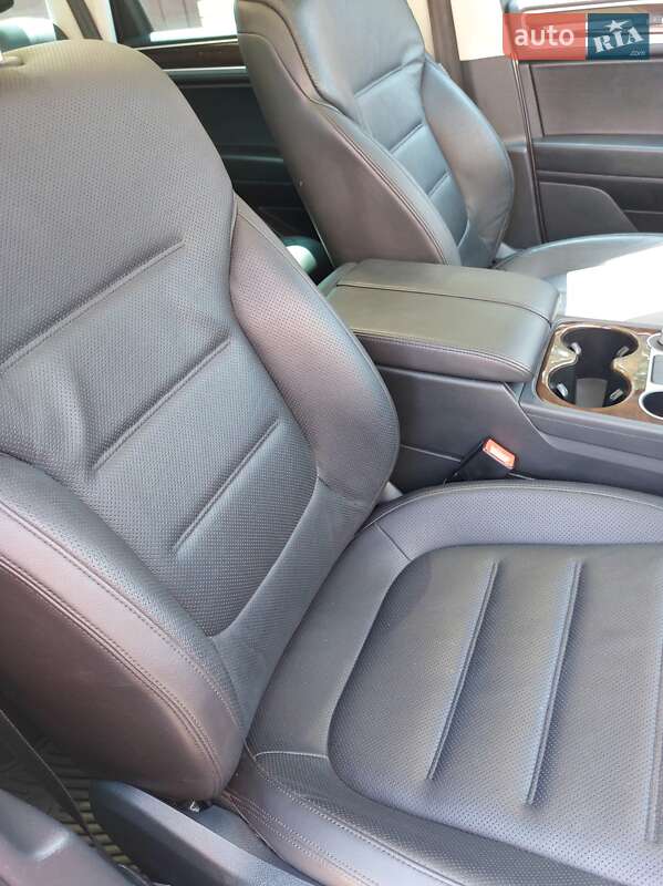 Позашляховик / Кросовер Volkswagen Touareg 2015 в Полтаві