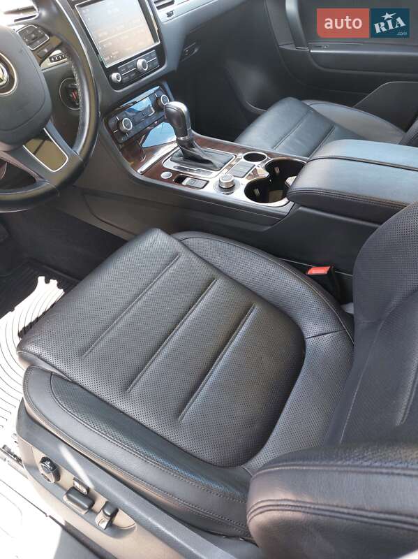Позашляховик / Кросовер Volkswagen Touareg 2015 в Полтаві