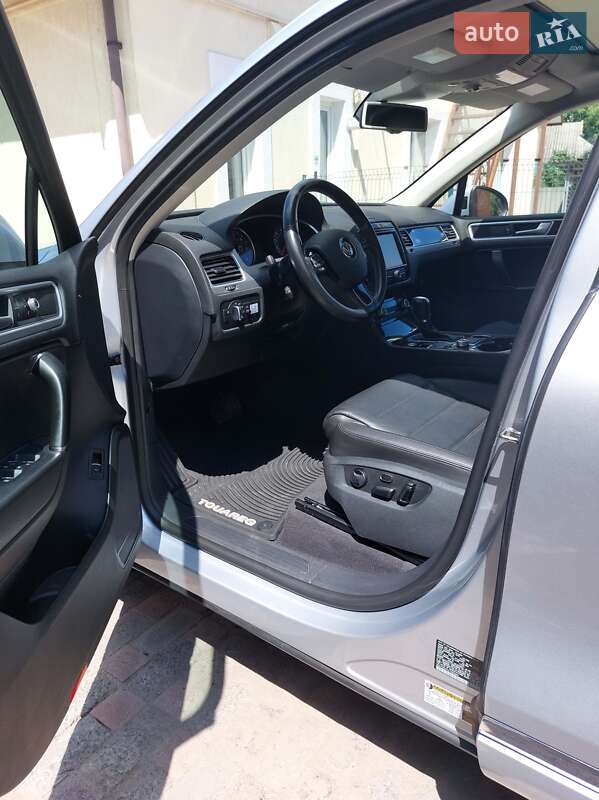 Позашляховик / Кросовер Volkswagen Touareg 2015 в Полтаві
