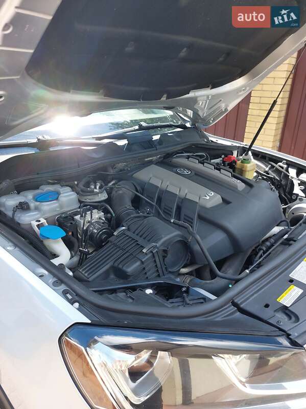 Позашляховик / Кросовер Volkswagen Touareg 2015 в Полтаві