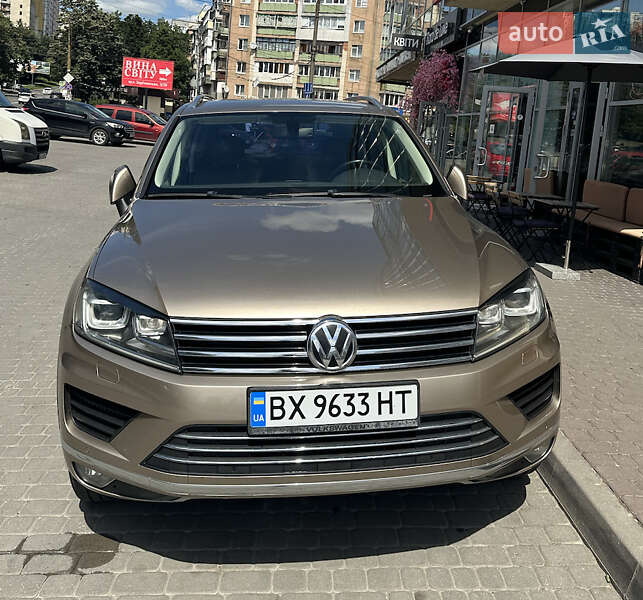 Внедорожник / Кроссовер Volkswagen Touareg 2015 в Хмельницком