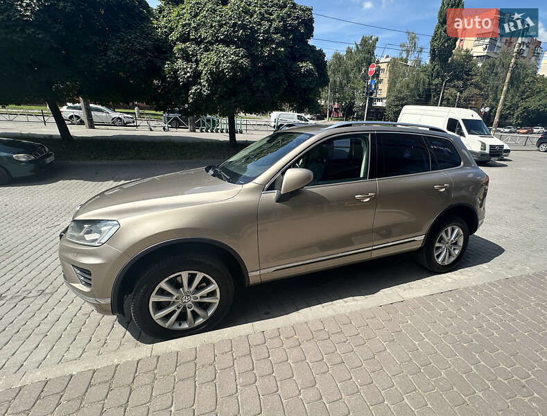 Внедорожник / Кроссовер Volkswagen Touareg 2015 в Хмельницком