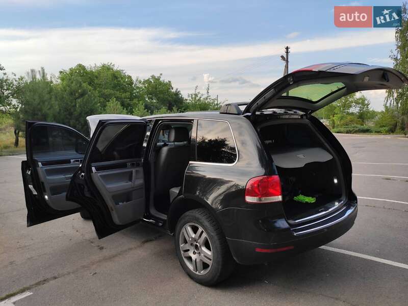 Позашляховик / Кросовер Volkswagen Touareg 2005 в Дніпрі