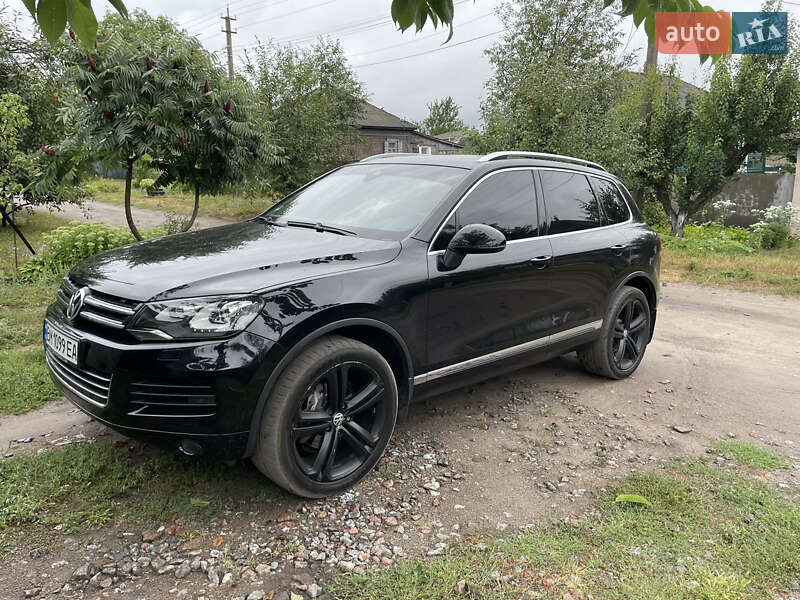 Внедорожник / Кроссовер Volkswagen Touareg 2012 в Конотопе