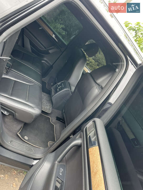 Внедорожник / Кроссовер Volkswagen Touareg 2012 в Конотопе