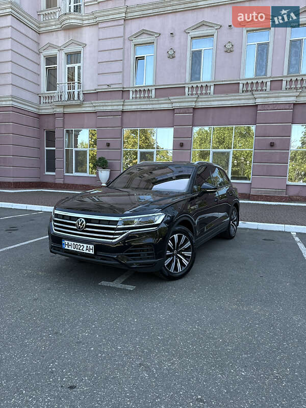 Позашляховик / Кросовер Volkswagen Touareg 2020 в Одесі