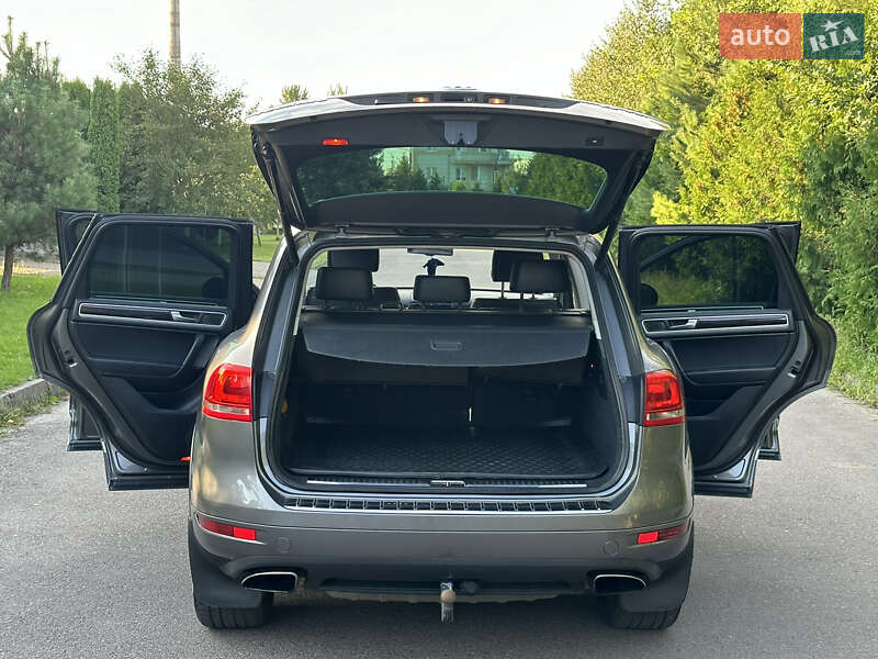 Внедорожник / Кроссовер Volkswagen Touareg 2011 в Ровно