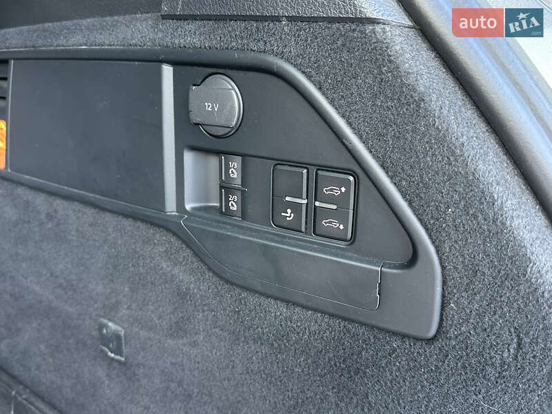 Внедорожник / Кроссовер Volkswagen Touareg 2011 в Ровно