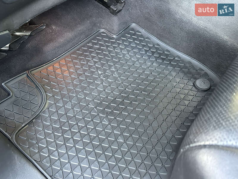 Внедорожник / Кроссовер Volkswagen Touareg 2011 в Ровно