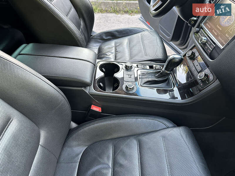 Внедорожник / Кроссовер Volkswagen Touareg 2011 в Ровно